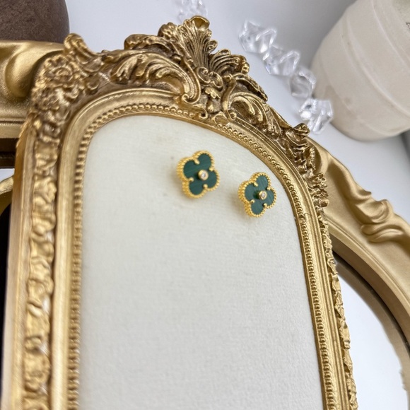 Lucky Alhambra Clover Earrings with Logo – Sterling Silver & Green Stone - Picture 4 of 7